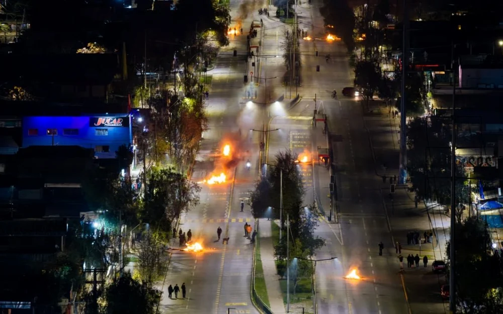 Una decena de barricadas interrumpió la noche en Peñalolén