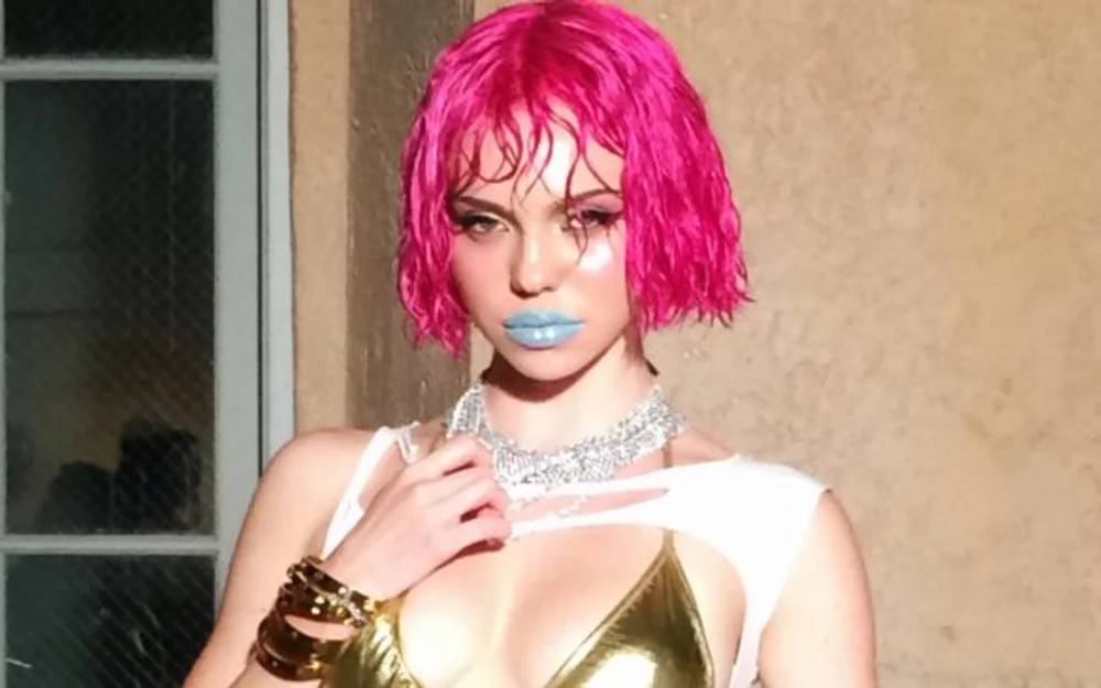 Lollapalooza Chile 2027 suma a Adéla, la cantante eslovaca del viral "Nicole Kidman"