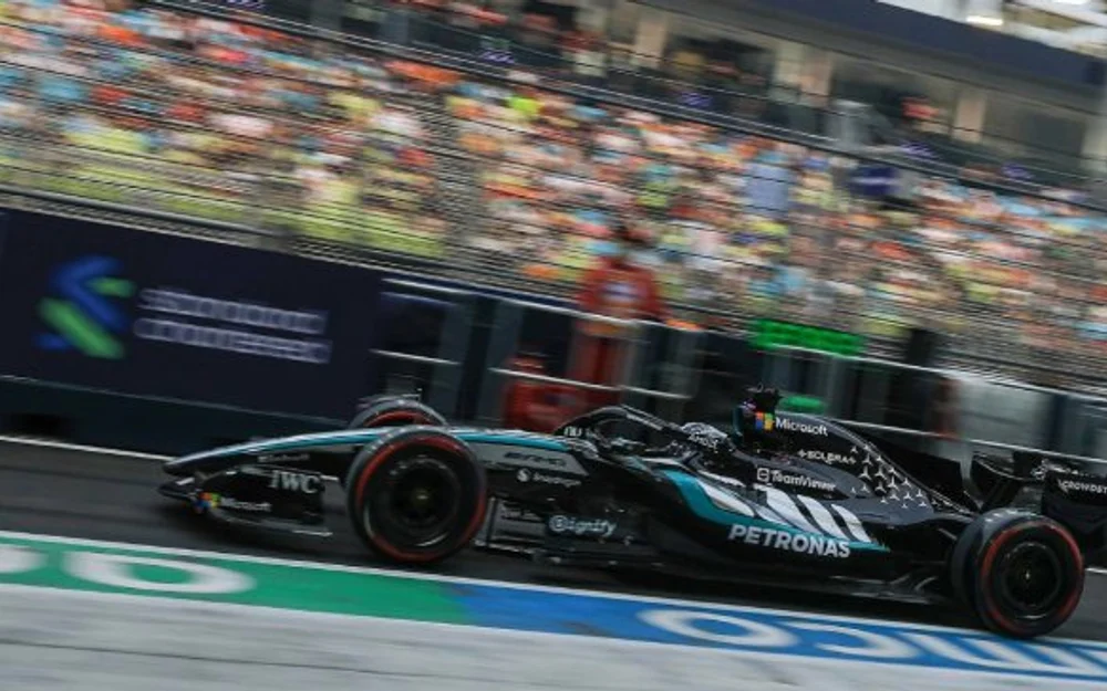 Russell firma el mejor registro en Marina Bay y quedará relegado al fondo de la grilla