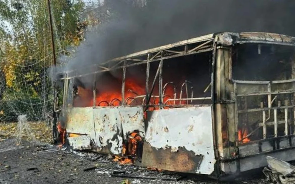 Bomba aérea rusa impacta en una parada de autobús de Kramatorsk y deja al menos 30 civiles muertos