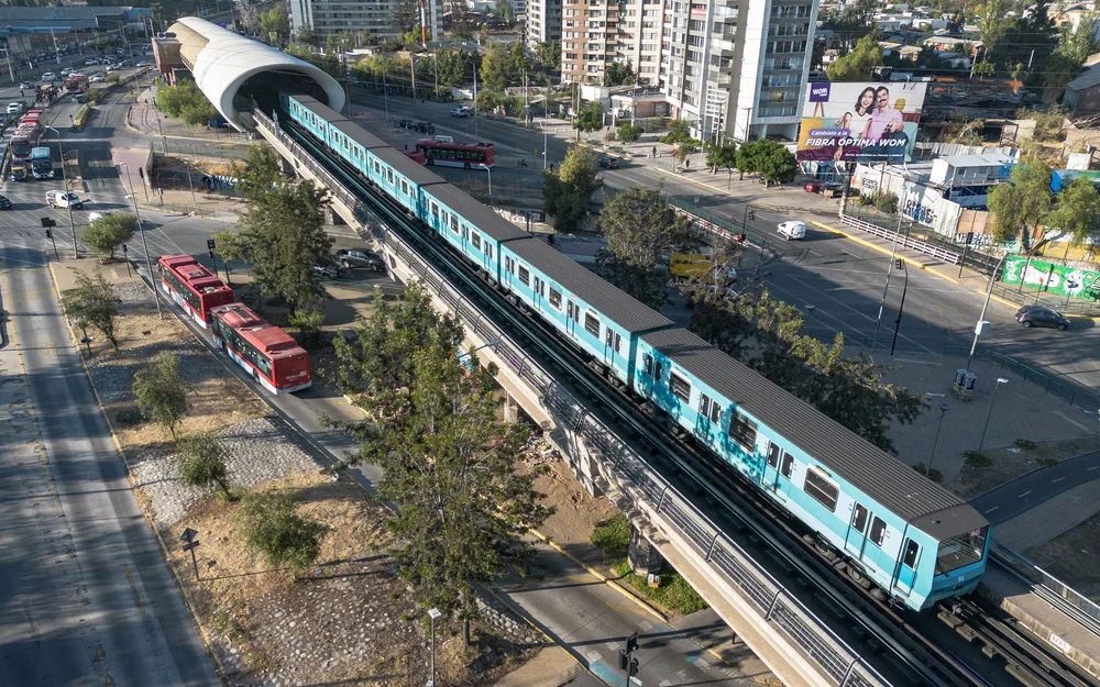 Metro cierra ocho estaciones de Línea 5 por humo en un tren y luego normaliza el servicio