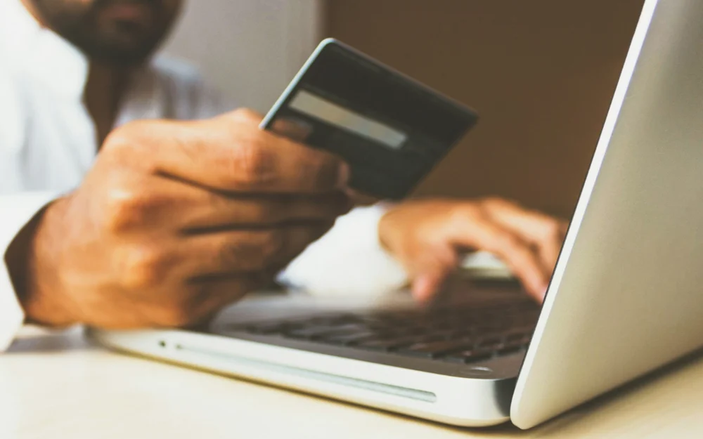 Compras online: la verificación de la dirección web y el resguardo de la tarjeta, claves para evitar fraudes