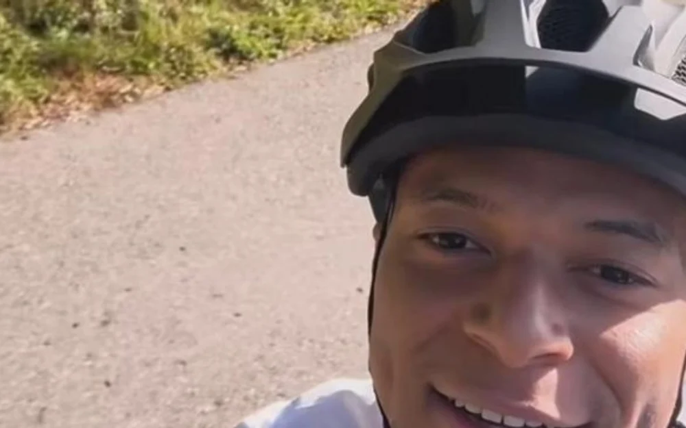 Mbappé publica video en bicicleta tras advertencia de Mourinho sobre riesgos para futbolistas