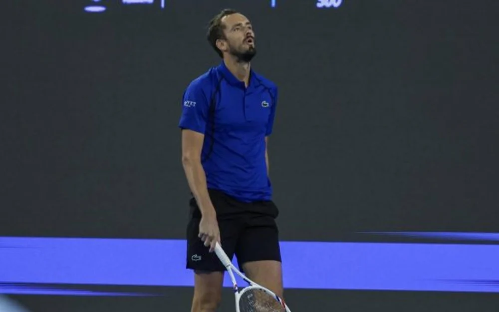 Medvedev descalificado en Beijing tras golpear con una pelota a un espectador
