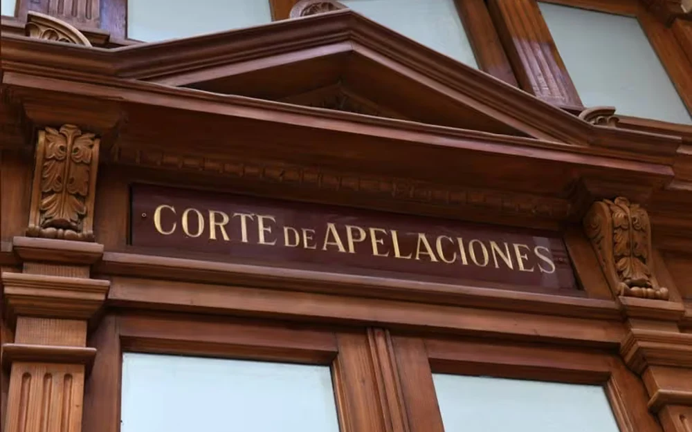 Corte de Santiago ordena rectificar fallo tras filtración de instrucción de IA en resolución civil