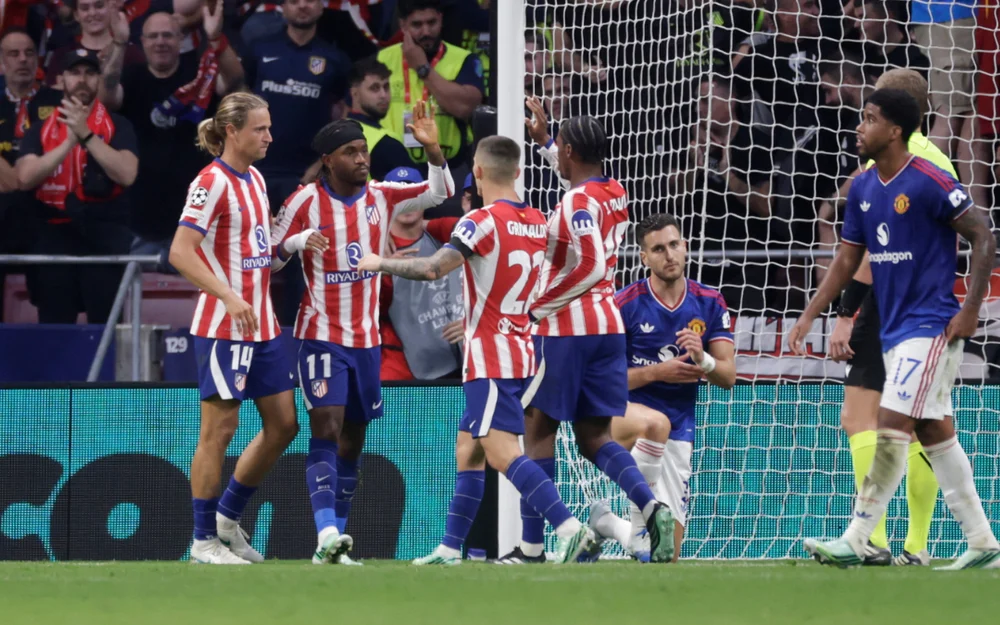 Atlético Madrid profundiza la crisis del Manchester United en la Champions