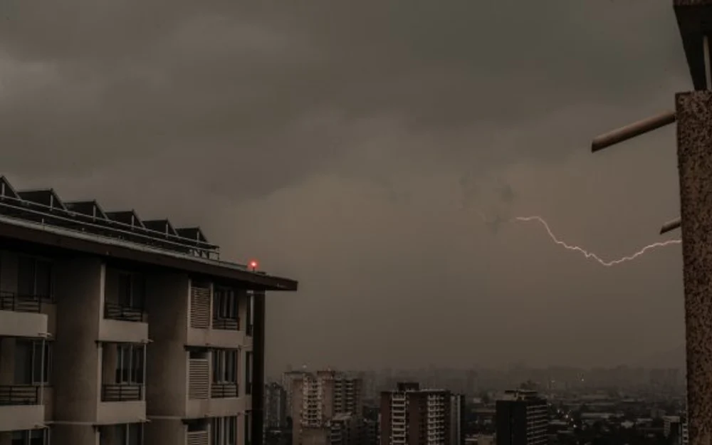 Lluvias y tormenta eléctrica dejan a más de 40 mil clientes sin luz en la Región Metropolitana