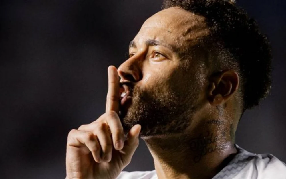 Neymar muestra el número dos al votar en Brasil y alimenta lectura de respaldo a Flavio Bolsonaro