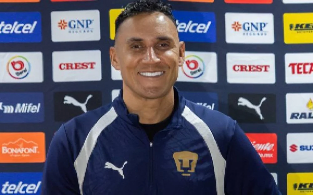 Keylor Navas cortó su conferencia de prensa para responder el teléfono: "Me está llamando mi esposa"