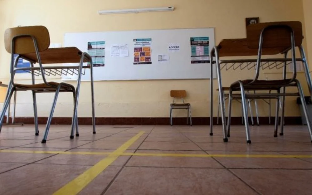 Mineduc suspende clases en 12 colegios de Las Condes por retiro de escombros tras aluvión