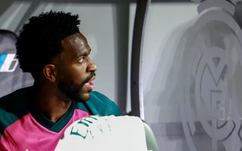 Vinícius Júnior pide perdón tras roja directa por tirón de pelo a Saliba en el Bernabéu