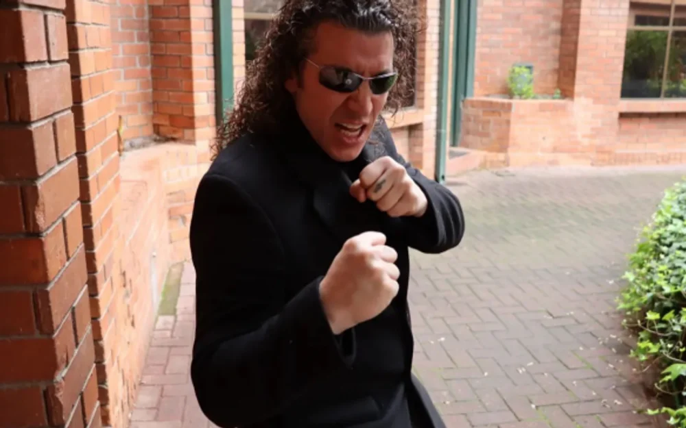 Exbailarina de Leo Rey detalla deudas y despido; el cantante responde en redes