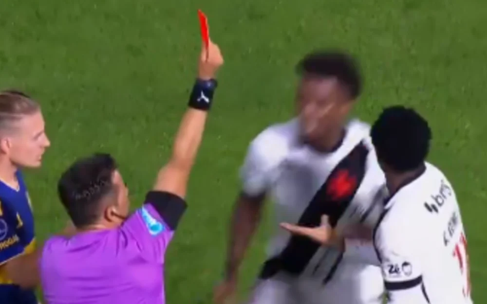Piero Maza expulsó a Andrés Gómez en Boca-Vasco por empujón al árbitro