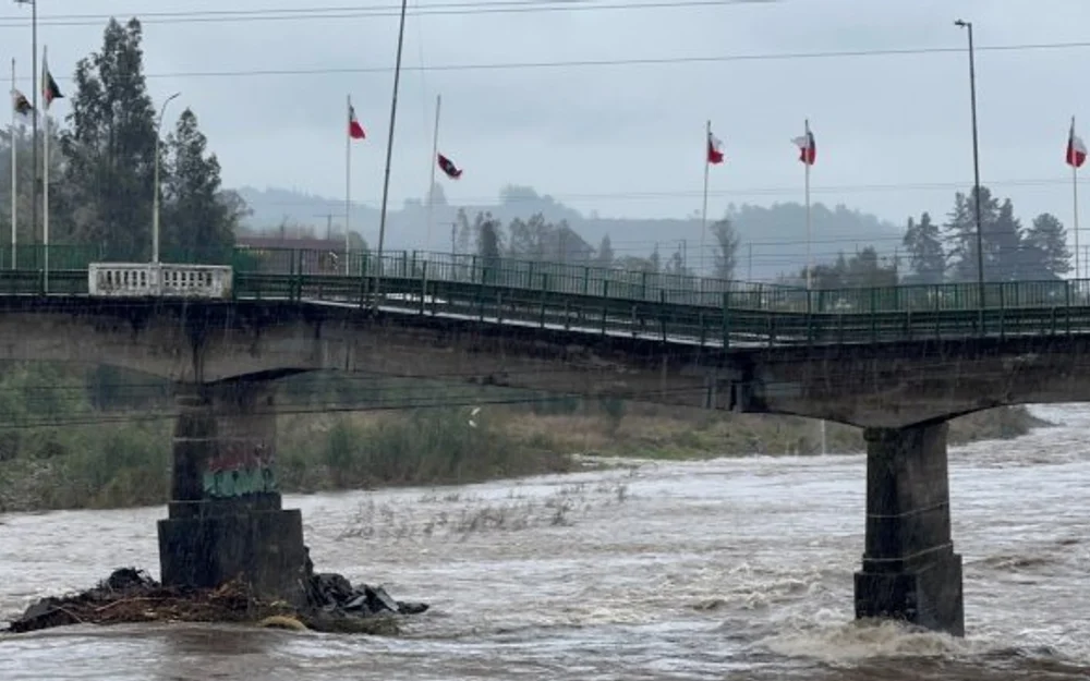 Alerta Roja en Biobío, Cautín y Valdivia por temporal que deja aislados y ríos desbordados