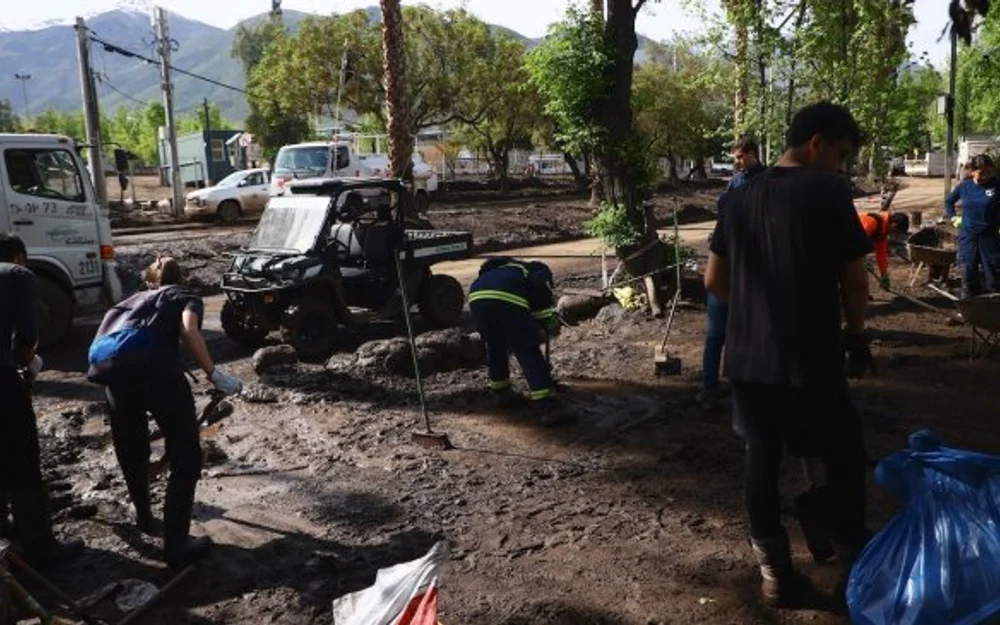 Vecinos del Parque Anakena rechazan depósito de residuos del aluvión de Las Condes