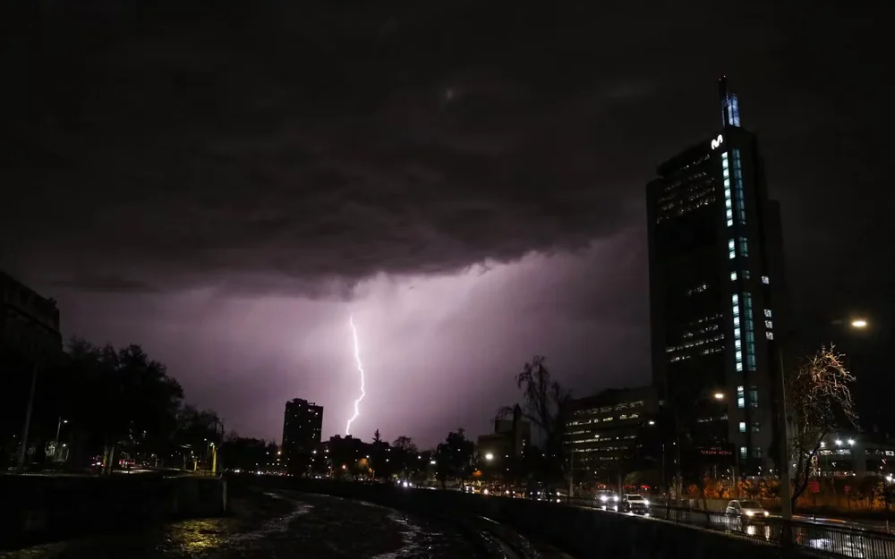 Senapred sube la alerta a amarilla en la Región Metropolitana por lluvias, anegamientos y riesgo de aluviones