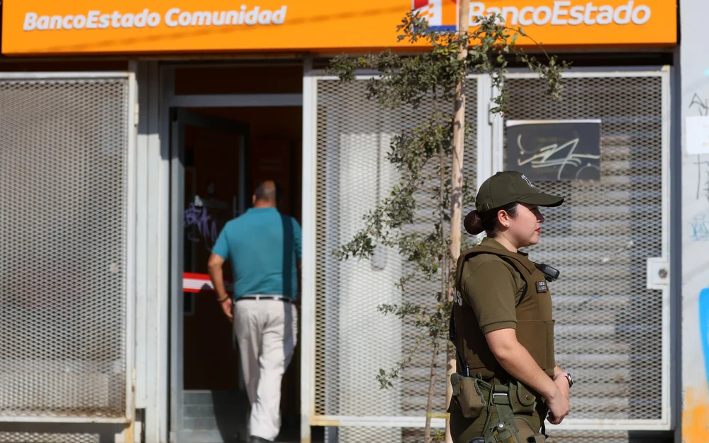 Cinco detenidos en sucursal de BancoEstado de Ñuñoa: Carabineros halló forados y un inhibidor de señal