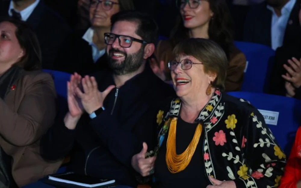 Encuesta UDD instala a Boric y Bachelet como cartas presidenciales mientras la oposición discute su rumbo