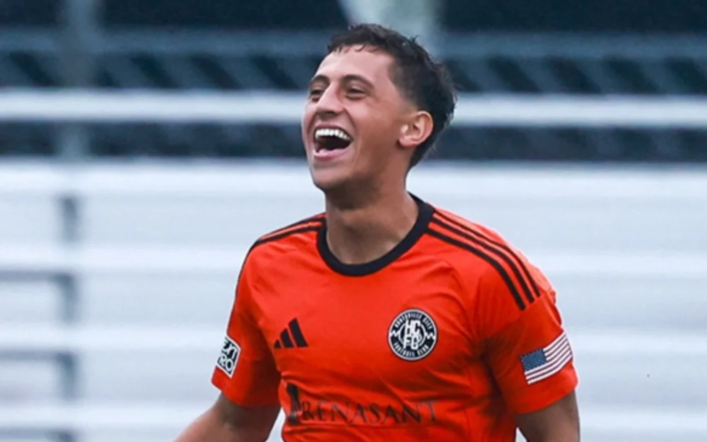 Zidane Yáñez marca de media distancia en los playoffs de la MLS Next Pro
