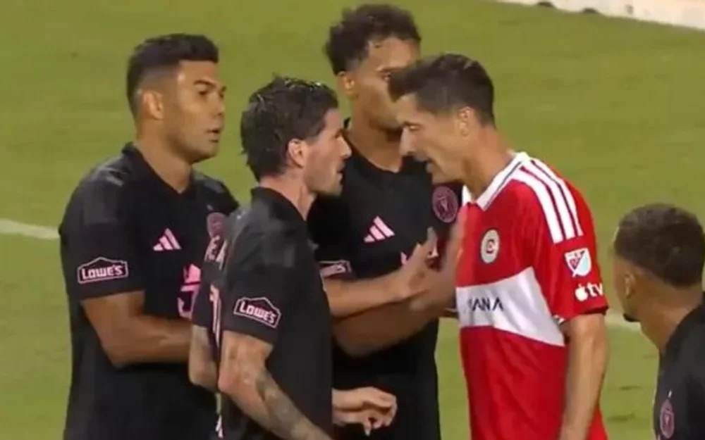 De Paul y Lewandowski protagonizan tenso cruce en empate entre Inter Miami y Chicago Fire