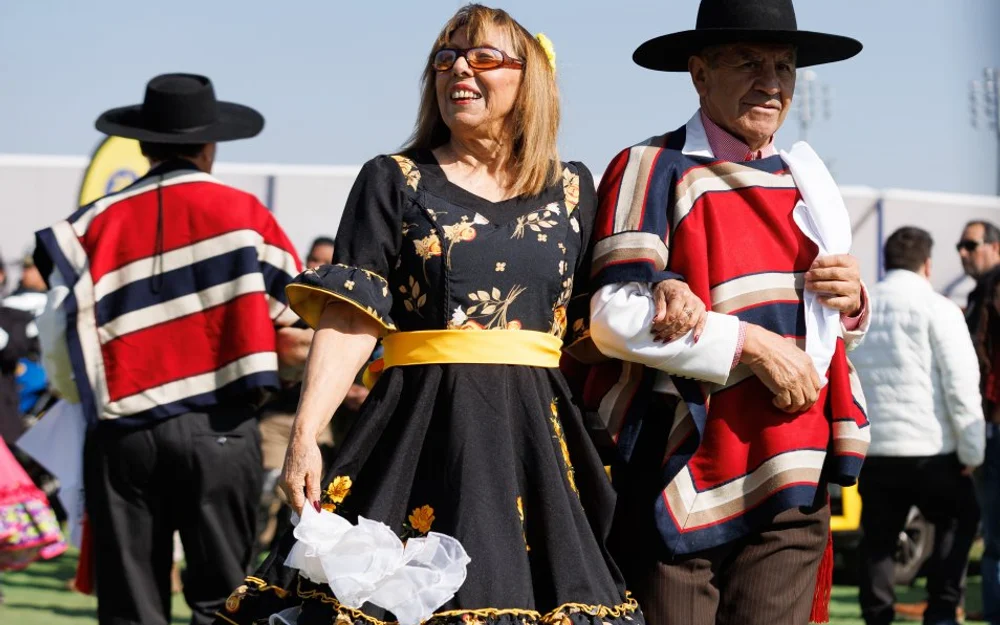 Fonda Corazón de Chile levanta sus tijerales en el Estadio Nacional