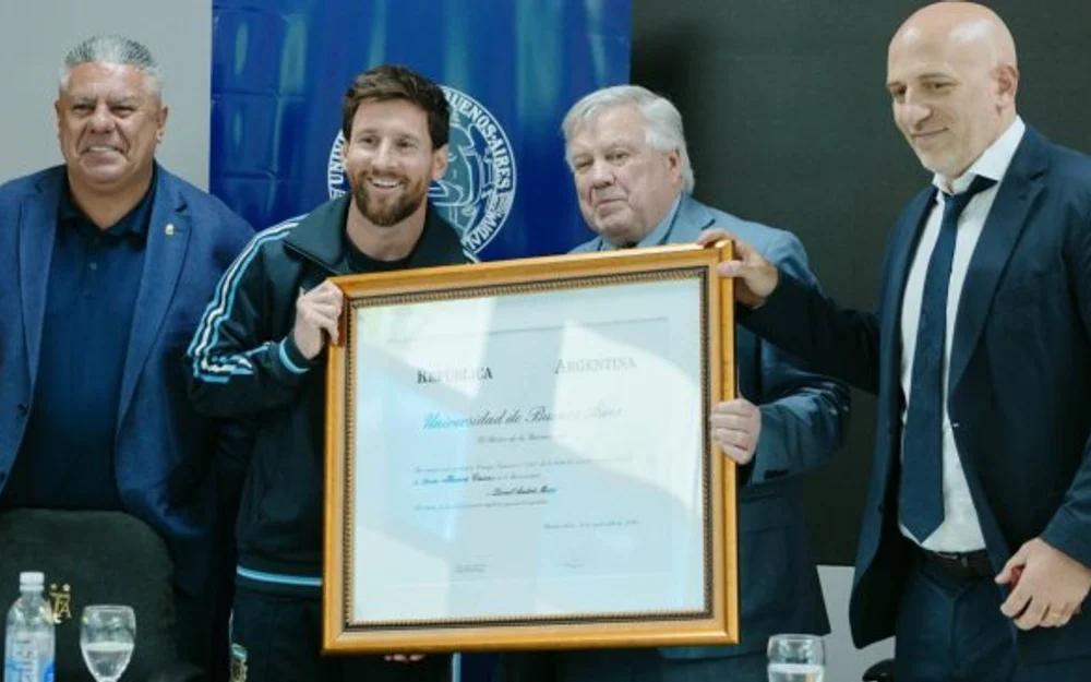 Messi recibe el Doctor Honoris Causa de la UBA el mismo día de su último partido con Argentina