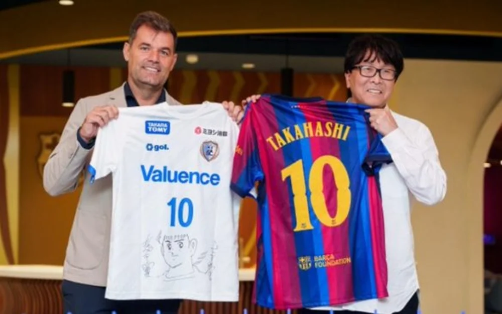 Yoichi Takahashi, creador de Supercampeones, visitó el Camp Nou y dibujó a Lamine Yamal