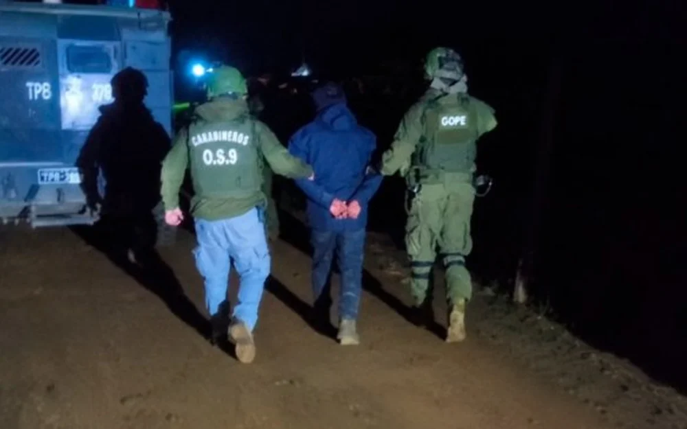 Carabineros detiene a tres personas y decomisa armas y droga en Ercilla y Angol
