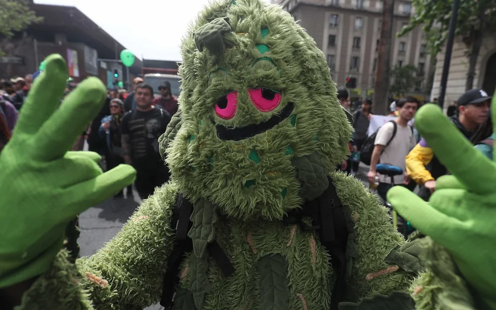 Marcha por la marihuana reúne a cientos de personas en la Alameda