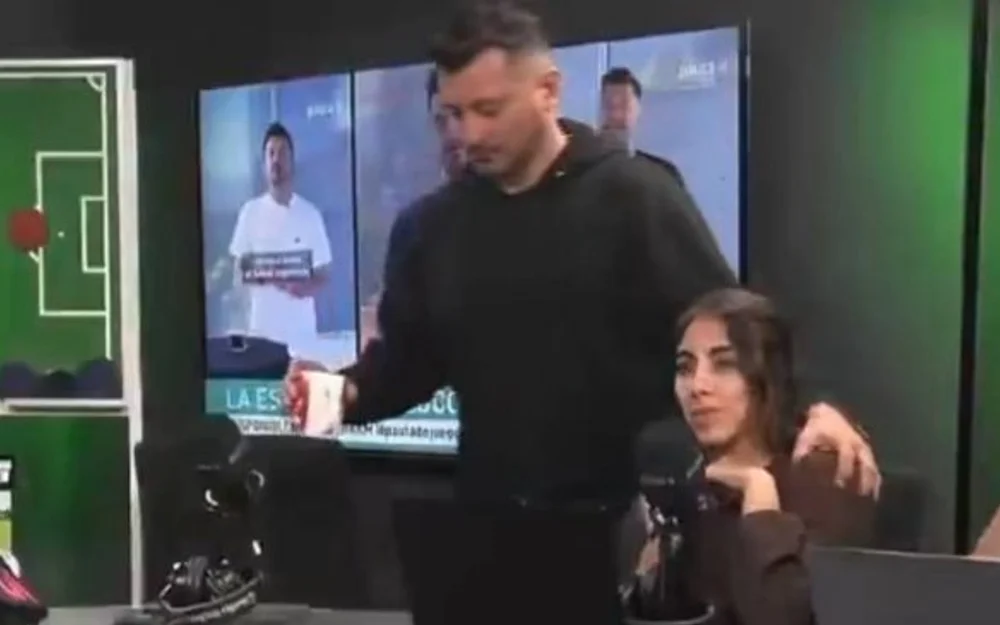 Peric se disculpa en Radio Pauta por gesto obsceno al aire ante Francisca Vargas