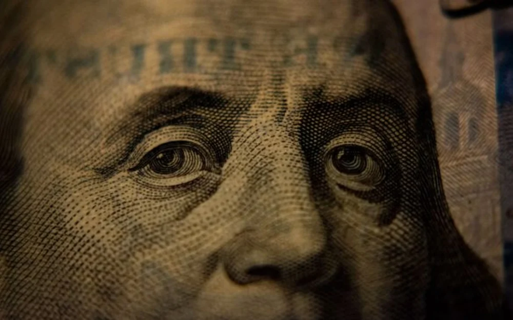 Dólar cierra en 985,4 pesos, su nivel más alto desde abril de 2025