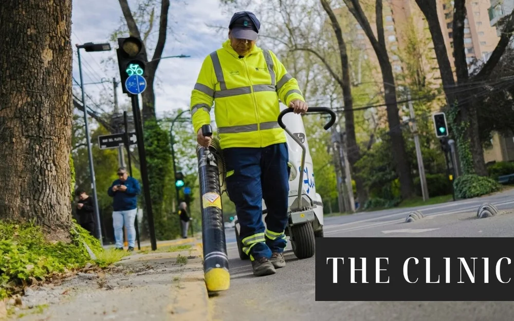El hombre que aspira el polen de los plátanos orientales en las ciclovías de Providencia
