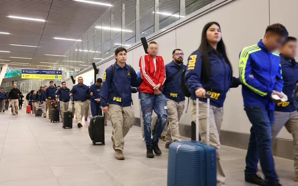 PDI detecta cinco "sujetos de interés" en el décimo vuelo de expulsión del año