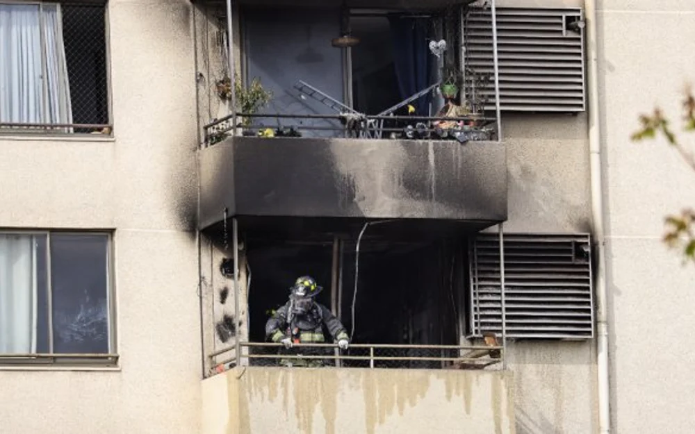 Carabineros y GOPE no lograron evitar que hombre incendiara su departamento en San Miguel: murió calcinado