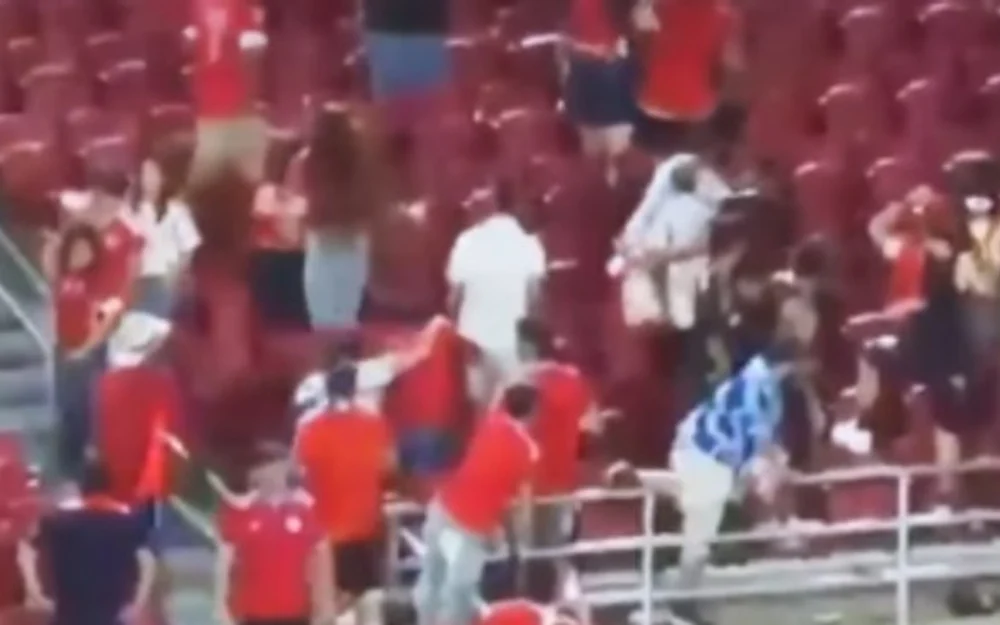 Chilenos y mexicanos protagonizan pelea en las tribunas del Memorial Coliseum tras el 2-0 de La Roja