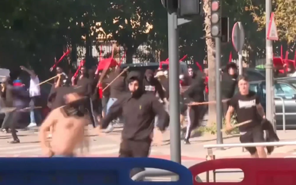 Barristas de Levante y Sevilla se enfrentan con palos y sillas cerca del Ciutat de València
