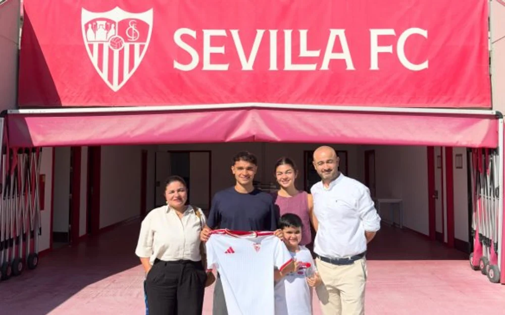Renato Morales, volante formado en Cobresal, firma contrato en Sevilla