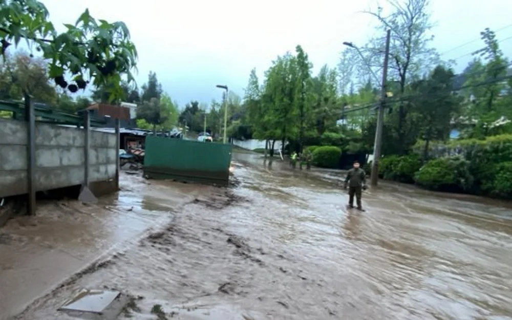 Aluvión en San Carlos de Apoquindo deja seis lesionados y Las Condes es declarada zona de catástrofe
