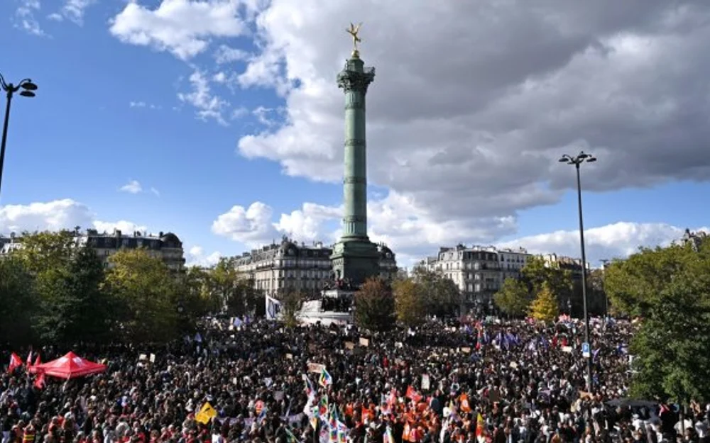 Decenas de miles de estudiantes ocupan la Plaza de la Bastilla en París