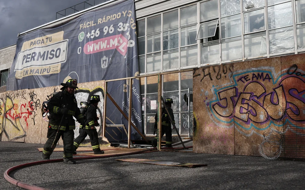 Incendio arrasa el Teatro Municipal de Maipú: remodelación de $500 millones quedó casi destruida