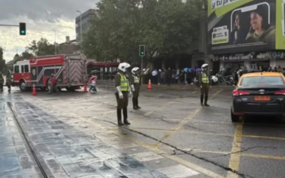 Joven de 19 años muere atropellada por bus RED en el centro de Santiago