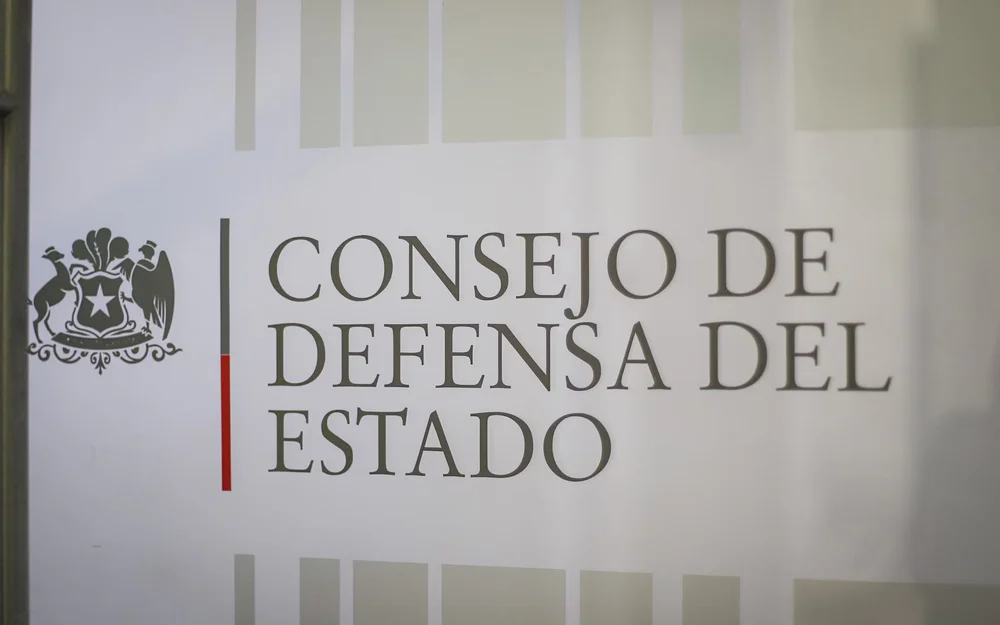 CDE pide al TC frenar la suspensión que cinco notarios y conservadores buscan para no jubilar