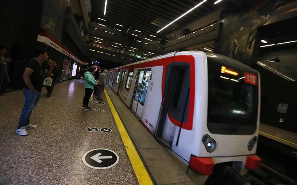 Falla en un tren obliga a cerrar ocho estaciones de la Línea 5 del Metro