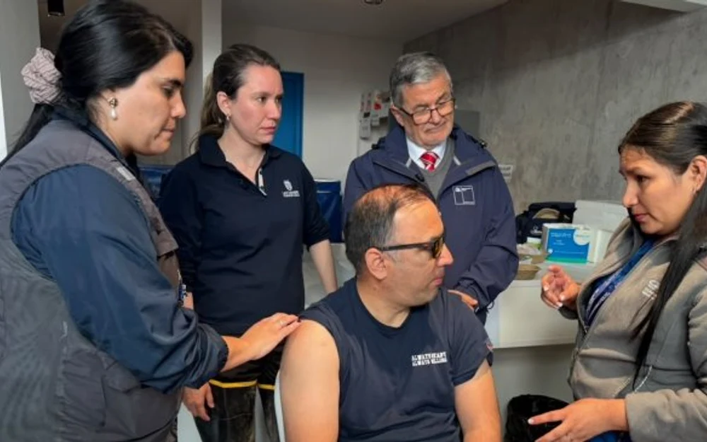 Minsal despliega vacunación especial en Las Condes tras aluvión: tétanos, influenza y hepatitis A