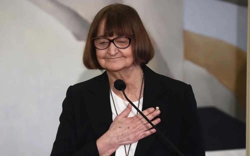 Rosa Devés recibe premio de la Universidad Miguel de Cervantes por su trayectoria