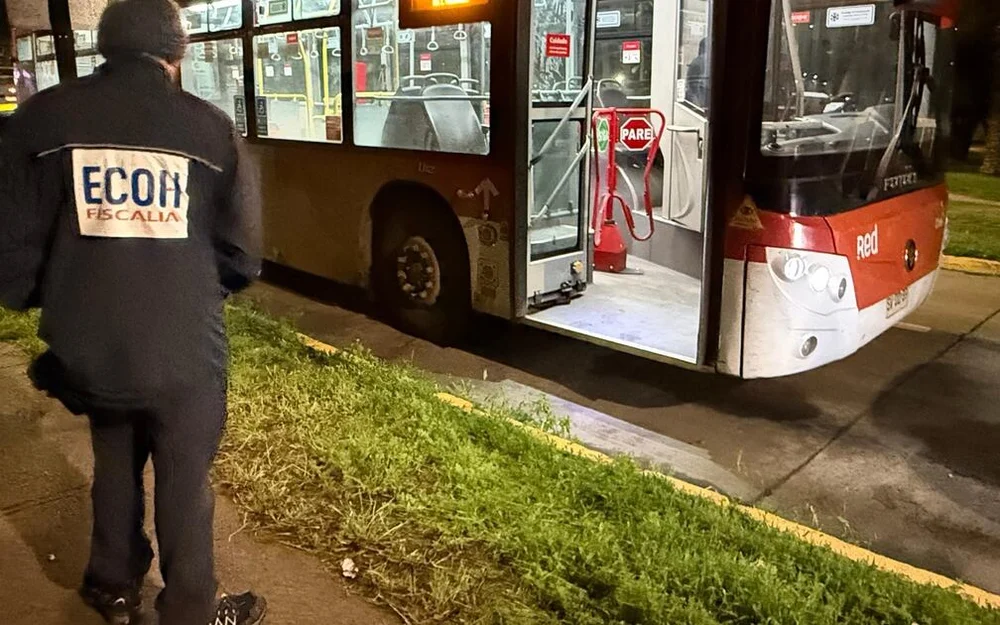 Fiscalía investiga homicidio de hombre baleado en Macul: víctima fue trasladada en un bus del Transantiago