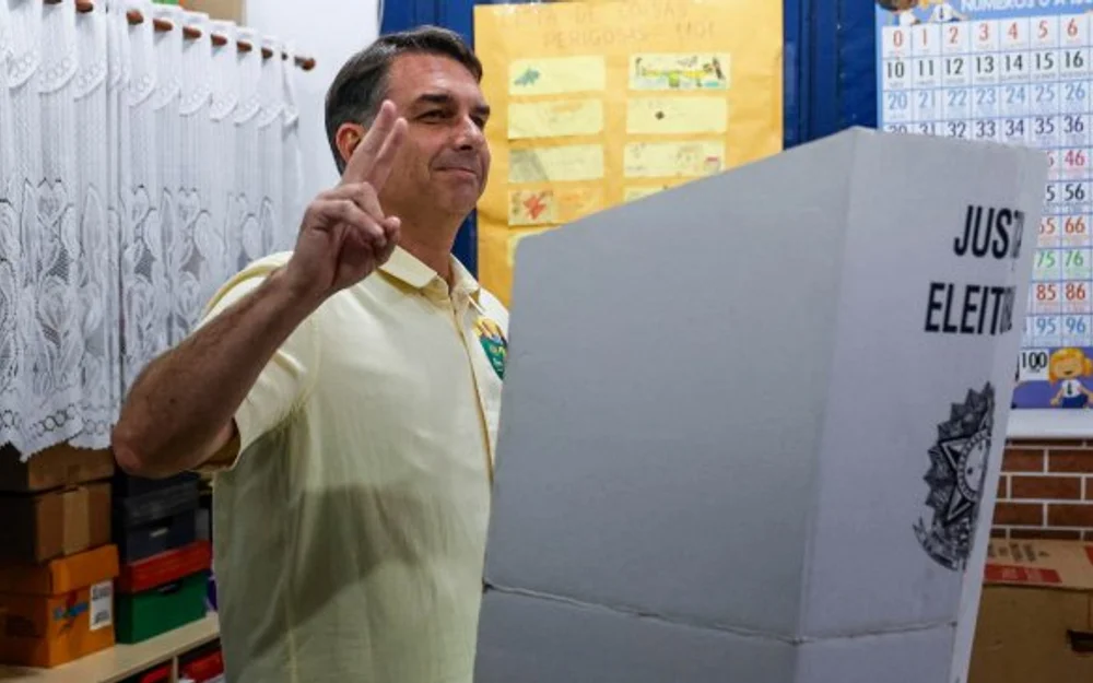 Flávio Bolsonaro gana la primera vuelta en Brasil y su partido queda al borde de controlar el Senado
