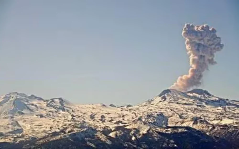 Sernageomin reporta erupción en Nevados de Chillán con columna piroclástica de 500 metros