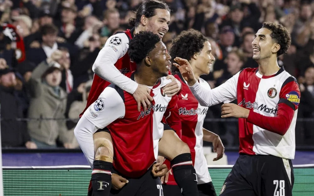 Feyenoord remonta al Como y suma su primer triunfo en la Champions
