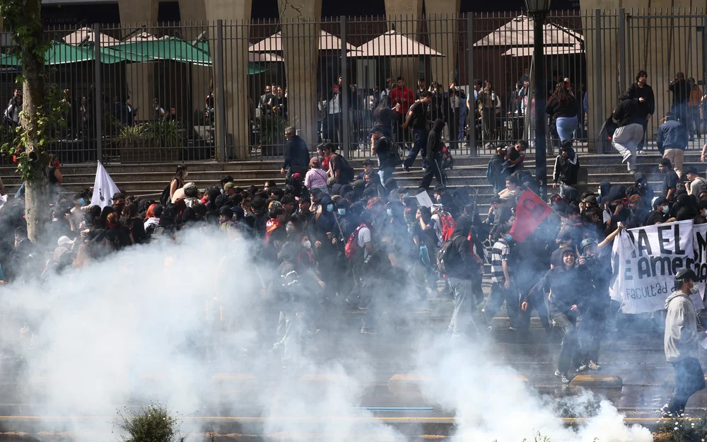 Gobierno reporta 17 detenidos tras marcha estudiantil y condena agresión a alumnos de la UC